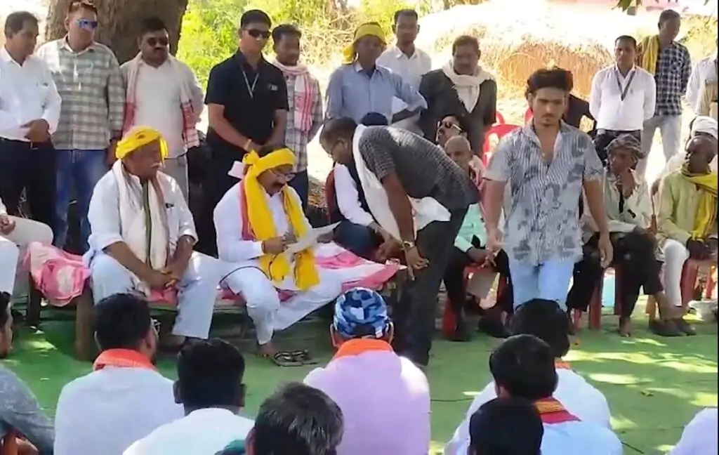 आम पेड़ के नीचे उप मुख्यमंत्री साव ने लगाई चौपाल, ग्रामीणों से योजनाओं का लिया फीडबैक