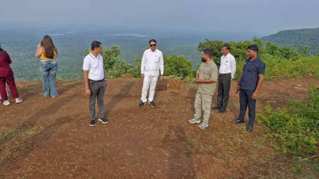 छत्तीसगढ़ पर्यटन मंडल के प्रबंध संचालक आचार्य और अध्यक्ष  नीलू शर्मा ने प्रमुख पर्यटन स्थल राजमेरगढ़ का किया दौरा