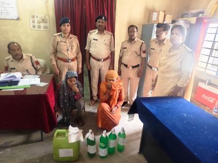 आबकारी विभाग की बड़ी कार्रवाई, 20 लीटर महुआ शराब जब्त, दो आरोपी गिरफ्तार