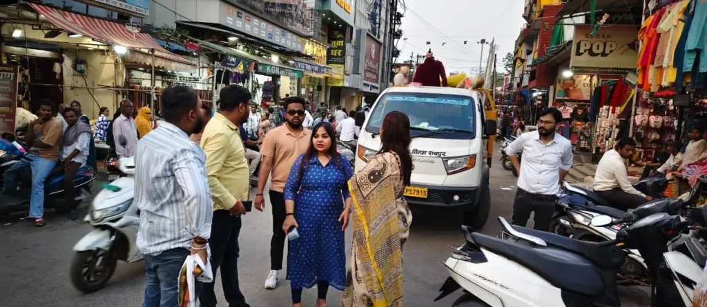 एवरग्रीन चौक-चिकनी मंदिर मार्ग से हटाया अतिक्रमण
