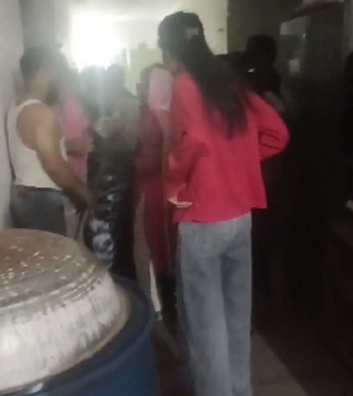 संतोषी नगर में मारपीट और तोड़फोड़ से तनाव, पुलिस ने बढ़ाई निगरानी