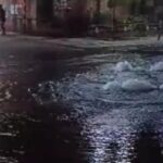 भाठागांव ओवरब्रिज के पास फटी मेन पाइपलाइन, सड़क पर बहा हजारों लीटर पानी