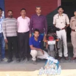दोपहिया वाहन से अवैध शराब जब्त