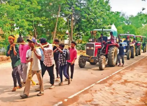 डीजल किल्लत के विरोध में किसानों का प्रदर्शन, बंद ट्रैक्टर खींचकर पहुंचे SDM कार्यालय