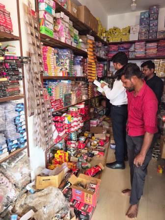 दवाओं की गुणवत्ता जांचने निकली टीम, कई दुकानों का निरीक्षण