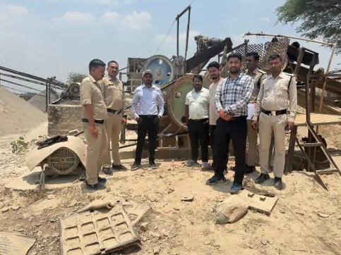 सूरजपुर में अवैध खनन पर कार्रवाई, हजारों टन गिट्टी-बोल्डर जब्त