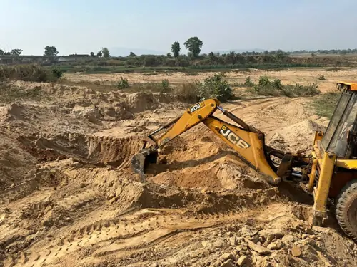 अवैध उत्खनन मार्ग ध्वस्त, दो वाहन जब्त