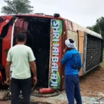 40 यात्रियों से भरी बस सड़क पर पलटी, 10 से ज्यादा घायल