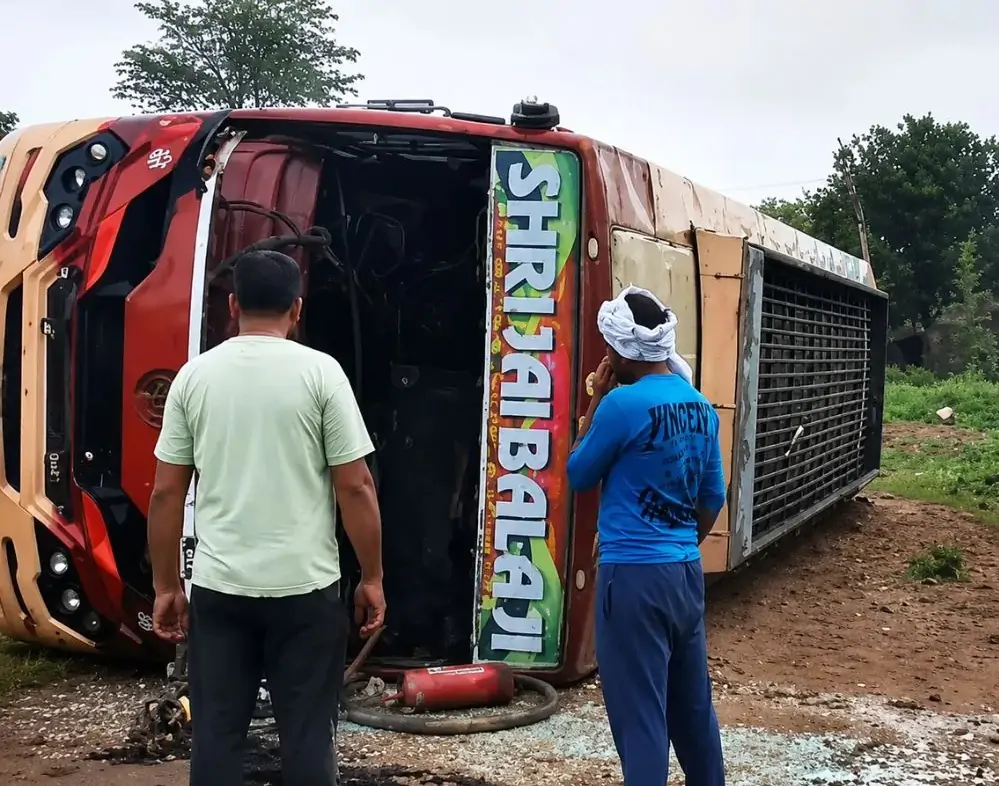 40 यात्रियों से भरी बस सड़क पर पलटी, 10 से ज्यादा घायल