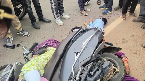 खड़े ट्रैक्टर से टकराई स्कूटी, 2 महिलाओं समेत 4 की मौत, मासूम गंभीर