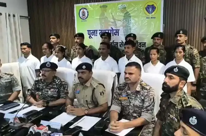 49 लाख के ईनामी 8 नक्सलियों ने किया आत्मसमर्पण