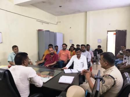 बस स्टॉपेज व्यवस्था को लेकर जिला परिवहन कार्यालय में हुई बैठक