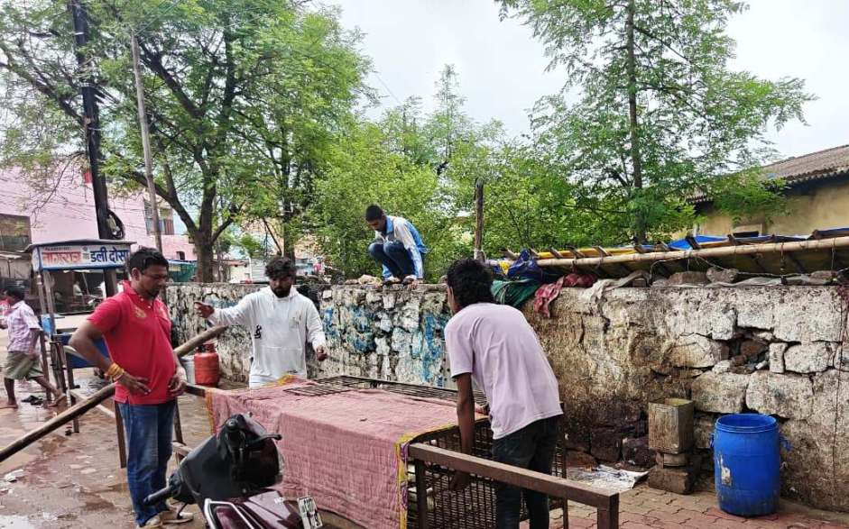 खुले में संचालित मांस-मटन दुकान पर निगम की कार्रवाई