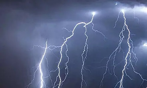 पेड़ के नीचे खड़े 4 बच्चों पर गिरी आकाशीय बिजली, 2 की मौत; 2 गंभीर