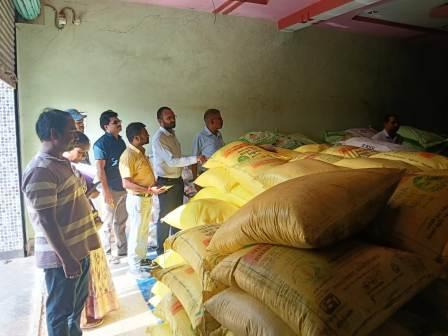 अवैध उर्वरक भंडारण पर कार्रवाई, रघुनाथपुर में अघोषित गोदाम से 242 बोरी उर्वरक जब्त