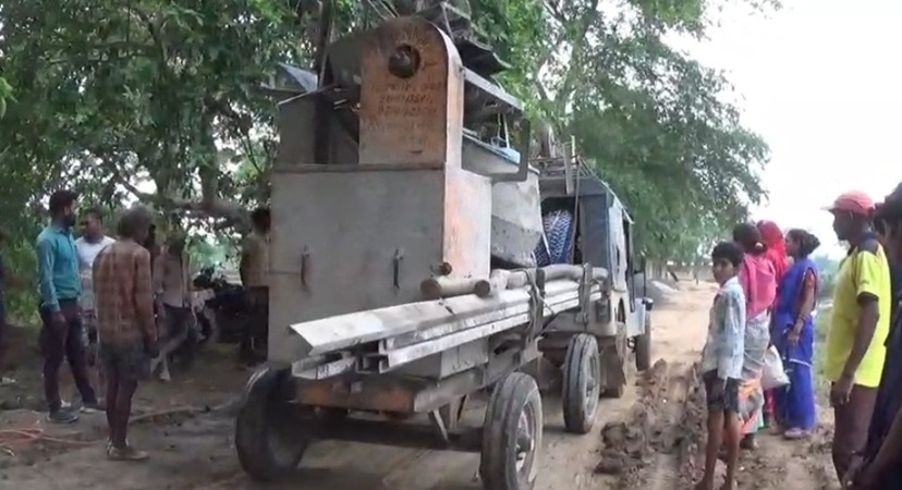 सिसी रोड निर्माण को लेकर बवाल: गुणवत्ता पर ग्रामीणों ने उठाए सवाल; काम रुका