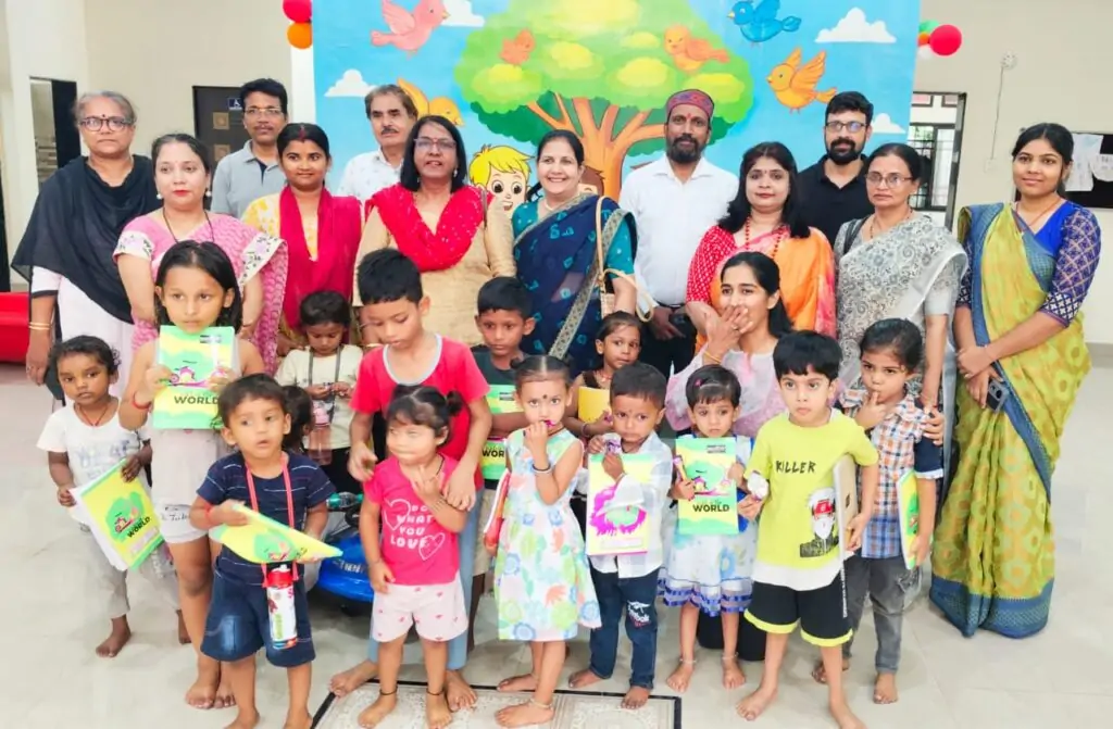 हाईटेक आंगनबाड़ी के नौनिहालों को सोनू सूद की संस्‍था ने वितरित की कॉपियां