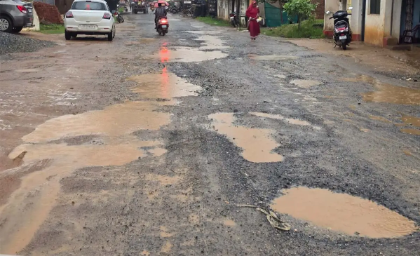 40 करोड़ की सड़क योजना अटकी, कोतबा-बागबहार मार्ग बना ‘मौत का रास्ता’