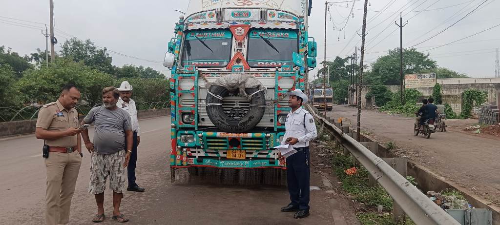 सड़क किनारे खड़े ट्रकों के खिलाफ विशेष अभियान, ई-चालान और BNS के तहत कार्रवाई