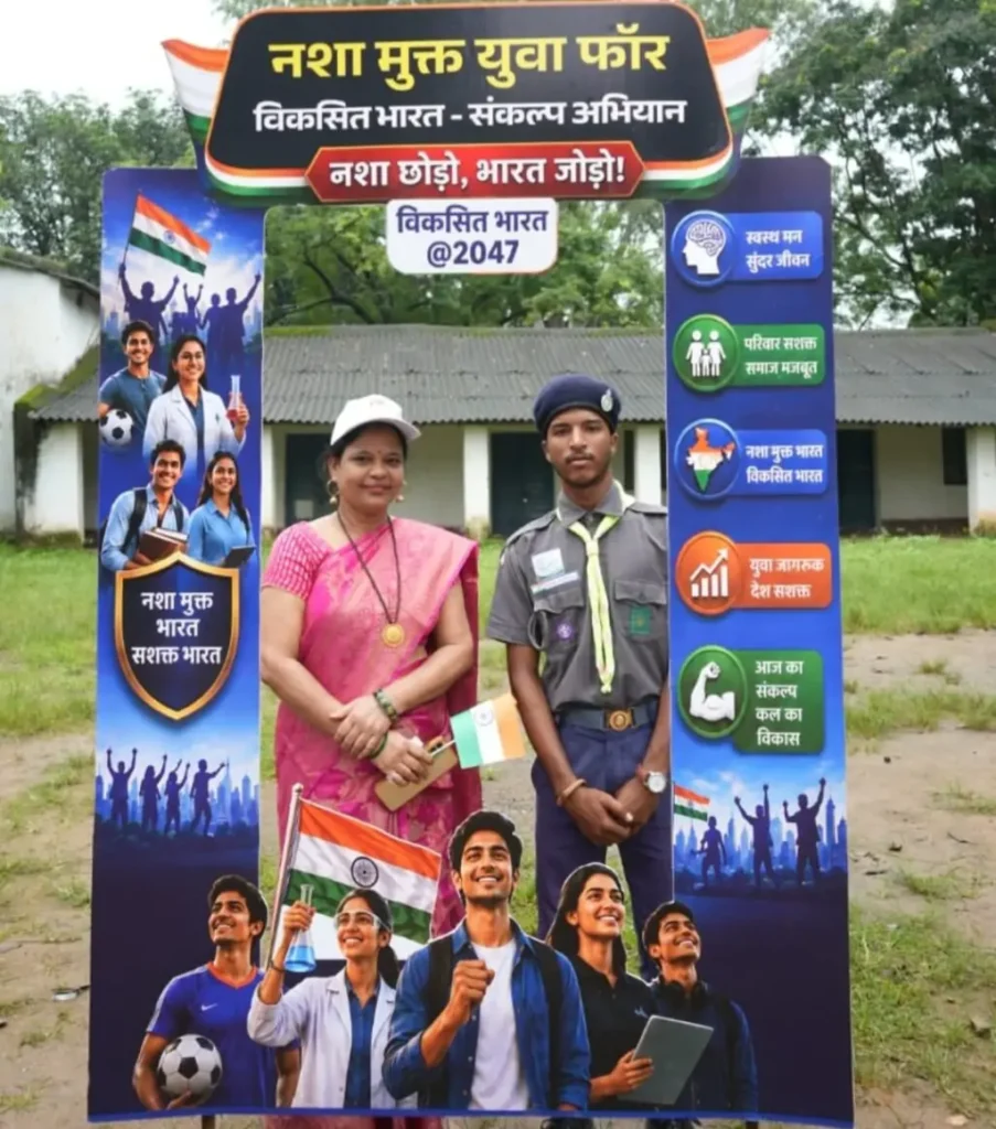 ग्रामीणों एवं विद्यार्थियों ने देखी नशामुक्ति पर केंद्रित चित्र प्रदर्शनी