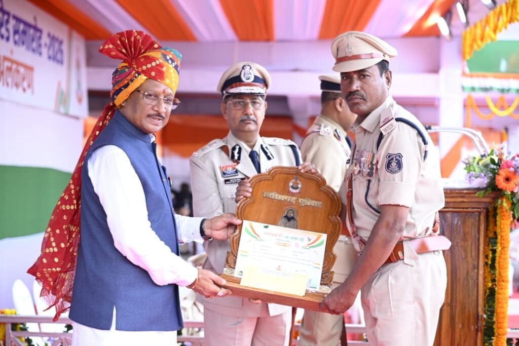 स्वतंत्रता दिवस पर पुलिस और नगर सेना के जांबाजों का सम्मान, सीएम साय ने किया अलंकृत