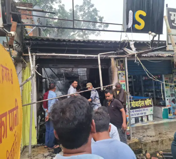 कपड़ा दुकान में लगी आग, 50 लाख से अधिक के नुकसान की आशंका