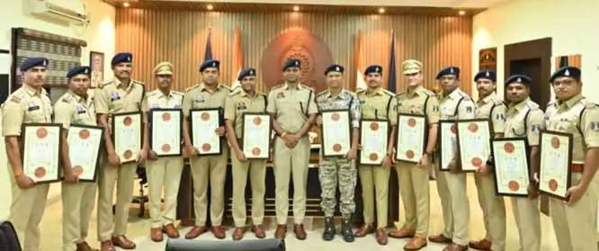 नक्सल मोर्चे पर उत्कृष्ट सेवा के लिए दंतेवाड़ा के 14 पुलिस अधिकारी सम्मानित