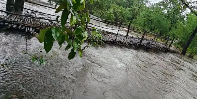 अबूझमाड़ के 14 गांवों में आईटीबीपी ने लकड़ी के अस्थायी फुट ब्रिज बनाकर दी राहत