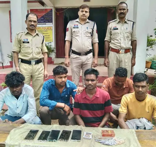रूपये-पैसों का दांव लगाकर जुआ खेल रहे 5 जुआरी पकड़ाये