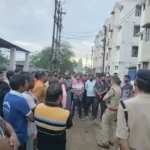 लाभांडी, बीएसयूपी तेलीबांधा और देवार डेरा क्षेत्र के करीब 350 मकानों मे सुबह 4:30 बजे पहुंची पुलिस