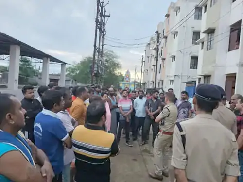 लाभांडी, बीएसयूपी तेलीबांधा और देवार डेरा क्षेत्र के करीब 350 मकानों मे सुबह 4:30 बजे पहुंची पुलिस