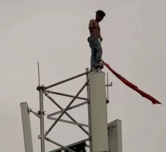 सुबह अंडा नहीं मिला तो शिवशंकर चढ़ गया मोबाइल टावर पर