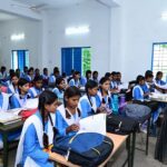 कलेक्टर ने विद्यार्थियों को आसान तरीके से ब्लैकबोर्ड पर लिखकर समझाया रियल नंबर्स