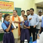 विधायक सोनी ने छात्राओं को खिलाई कृमिनाशक दवा, कहा – हर छह माह में कृमिनाशक दवा का सेवन जरूरी