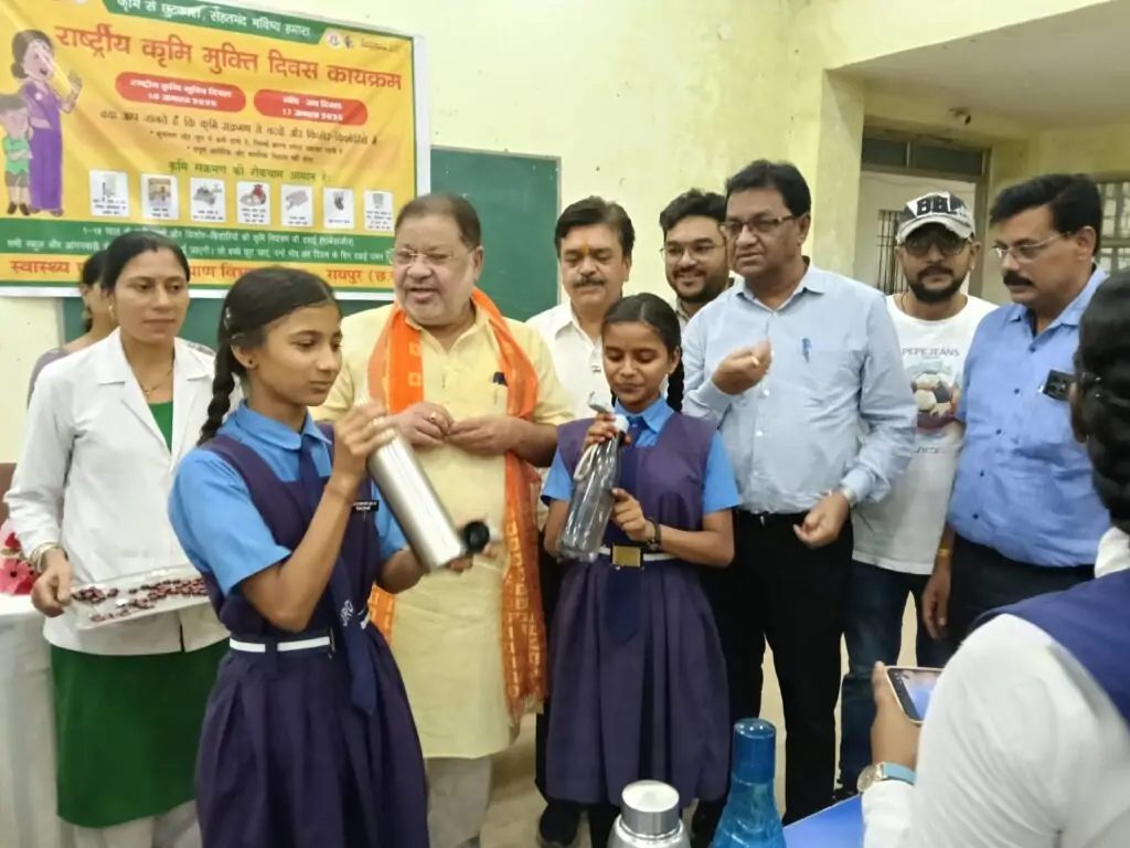 विधायक सोनी ने छात्राओं को खिलाई कृमिनाशक दवा, कहा – हर छह माह में कृमिनाशक दवा का सेवन जरूरी