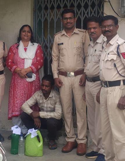 ’चरचा में 8 लीटर अवैध महुआ शराब के साथ आरोपी गिरफ्तार, 14 दिन की न्यायिक रिमांड पर जेल’