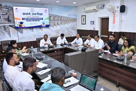 छात्रवृत्ति और रोजगारपरक प्रशिक्षण से युवाओं को जोड़े : कलेक्टर
