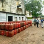 बालाजी गैस एजेंसी में बड़ी कार्रवाई, 412 भरे सिलेंडर कम मिले