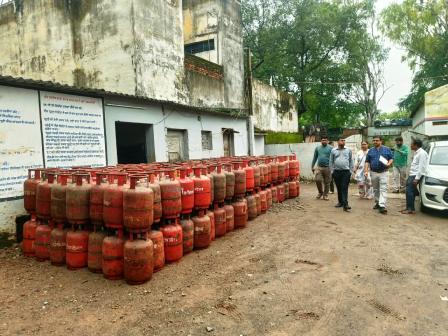 बालाजी गैस एजेंसी में बड़ी कार्रवाई, 412 भरे सिलेंडर कम मिले