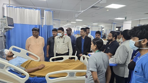 घायल जवानों से मिले वन मंत्री केदार कश्यप, बेहतर उपचार के दिए निर्देश