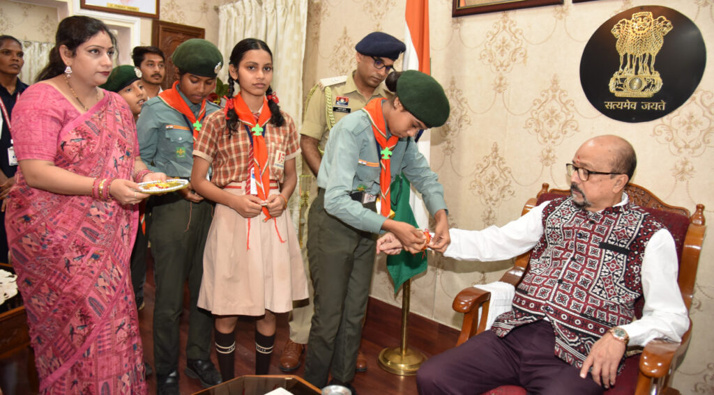 राज्यपाल रमेन डेका को रक्षाबंधन के अवसर पर ब्रह्मकुमारी बहनों, एसओएस चिल्ड्रेन्स विलेजेस इंडिया, स्काउट एवं गाइड से जुड़े विद्यार्थियों ने बांधी राखी