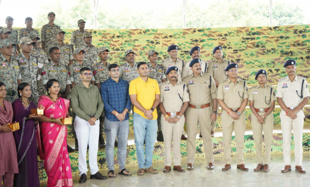 अबूझमाड़ में विश्वास की नई डोर, पूर्व महिला माओवादियों ने जवानों संग मनाया रक्षाबंधन