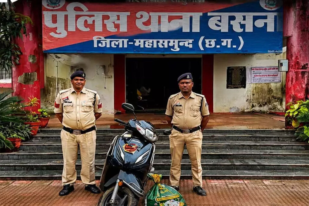स्कूटी से गांजा ले जा रहा नाबालिग पकड़ाया