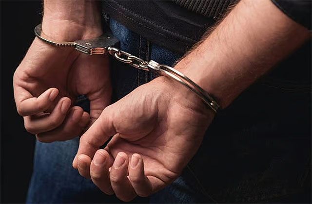 शराब के लिए पैसे देने से मना किया तो युवक पर चाकू से हमला, आरोपी गिरफ्तार