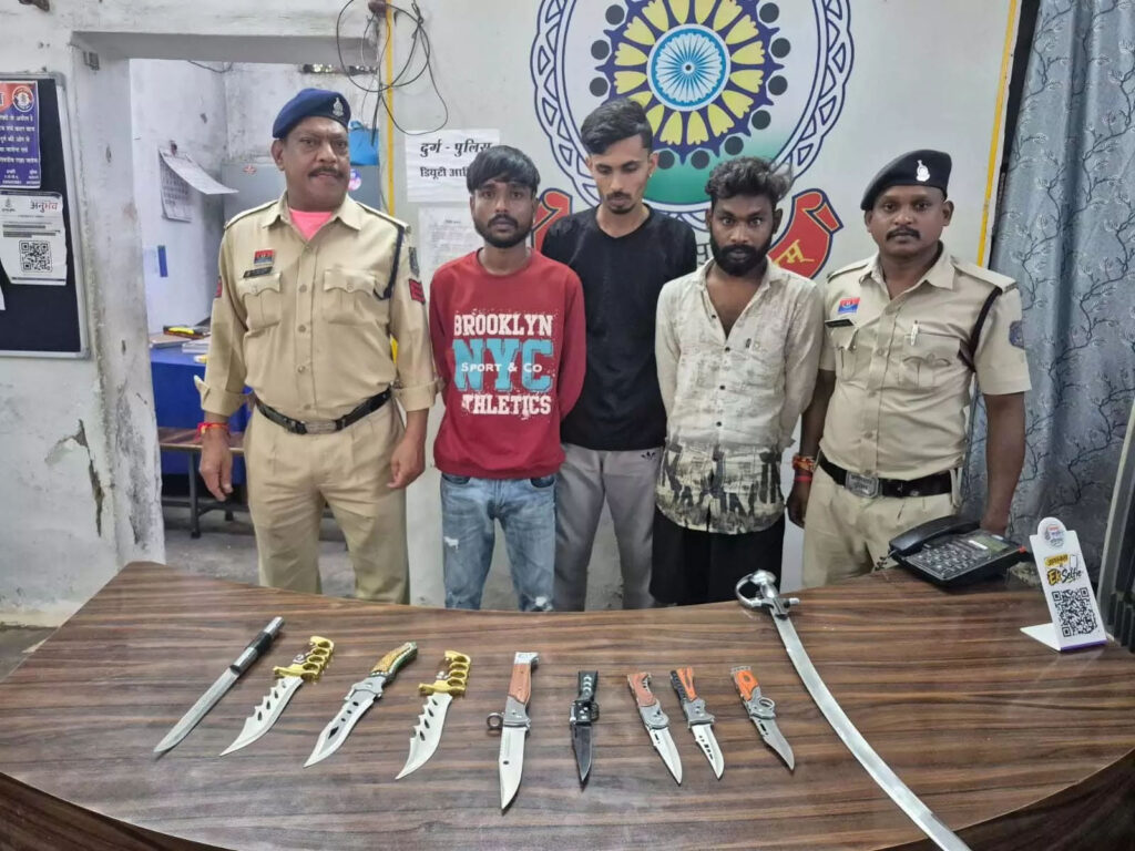 धारदार हथियार लेकर घूम रहे 5 आरोपी गिरफ्तार, 10 हथियार जब्त