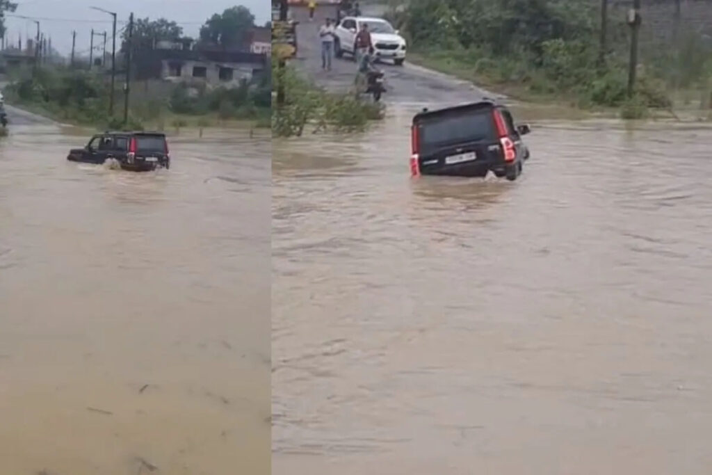 जान जोखिम में डालकर नाला पार कर रहे थे 3 युवक, तेज बहाव में बही स्कॉर्पियो