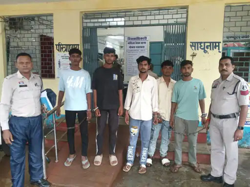 युवक से मोबाइल-कैश लूटा, गाड़ी में तोड़फोड़ की; पांच आरोपी गिरफ्तार