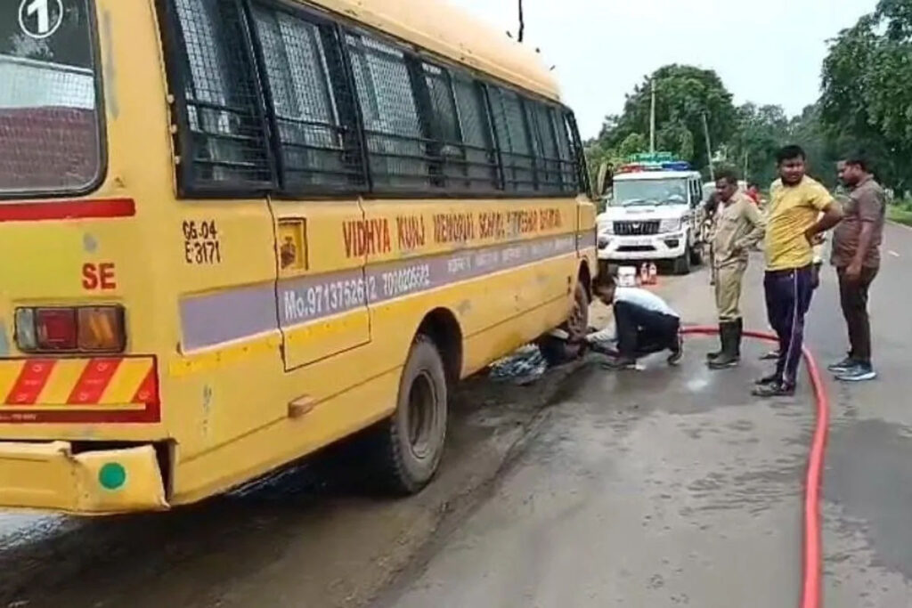 धमतरी में चलती स्कूल बस में लगी आग! 25 बच्चों समेत 28 लोगों की बाल-बाल बची जान