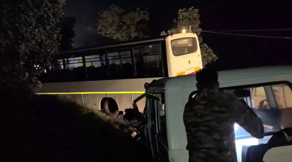 श्रद्धालुओं से भरे पिकअप को ट्रक ने मारी टक्कर, 2 की मौत 15 लोग घायल