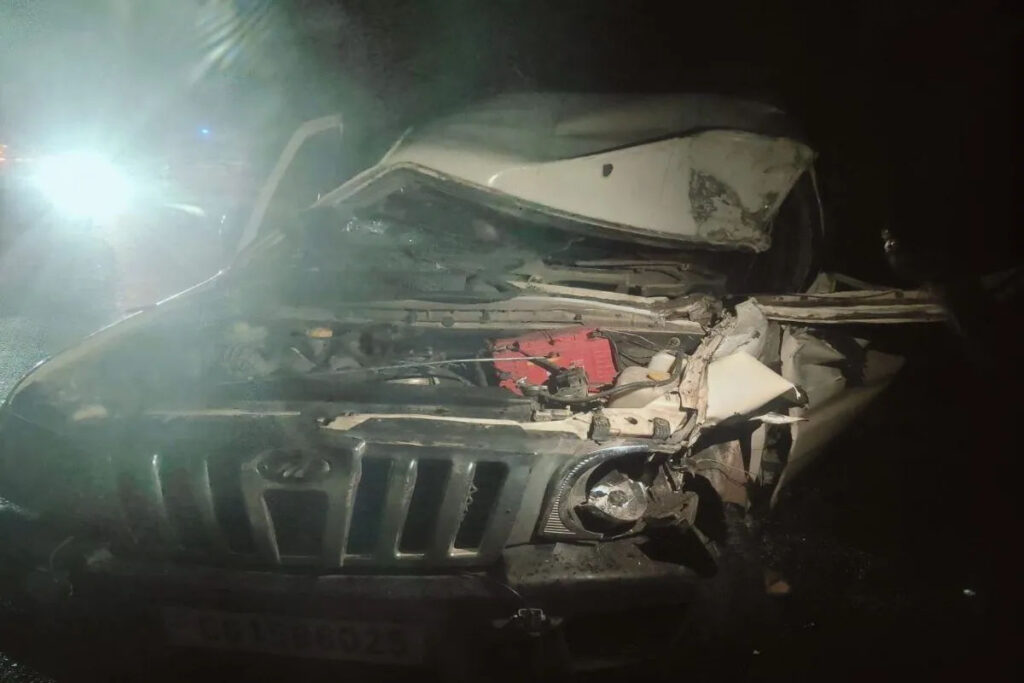 अंधेरे में खड़े ट्रक से जा भिड़ी स्कॉर्पियो, खोपा धाम से लौट रहे 1 श्रद्धालु की मौत, 3 महिला समेत 5 घायल